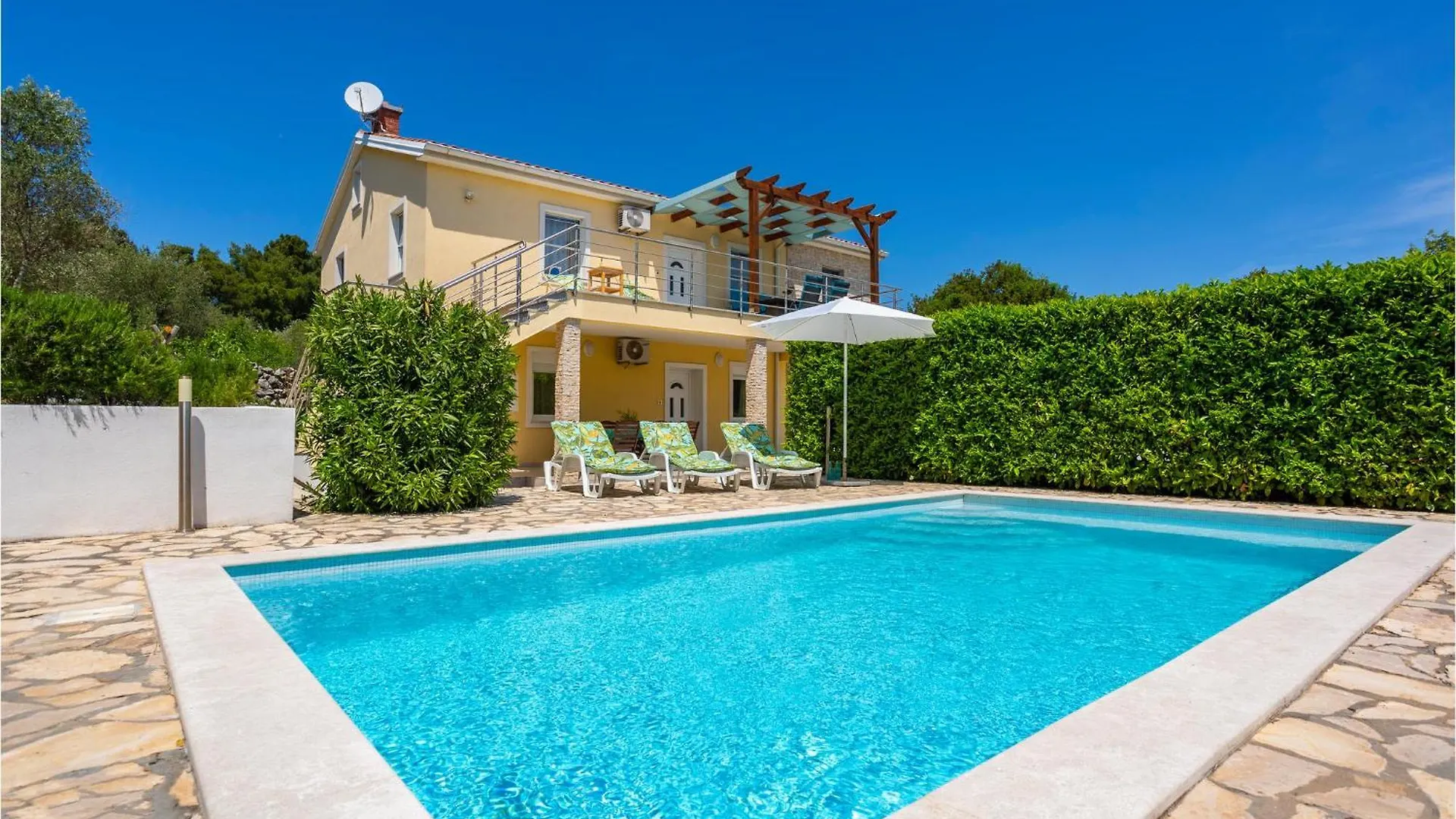 Awesome Home In Vrh With 5 Bedrooms, Wifi And Outdoor Swimming Pool